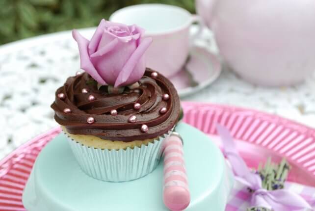 Vaníliás cupcake, csokis krémmel és ehető, édes virággal