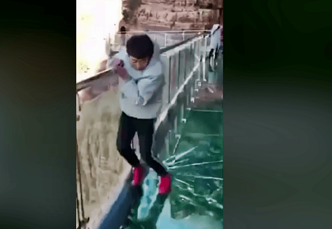 Segítség! Leszakad a híd alattam! - Elképesztő videó!