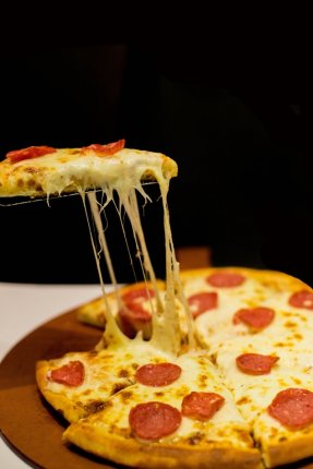 Kolbászos pizza jó sok sajttal - Gluténmentes recept