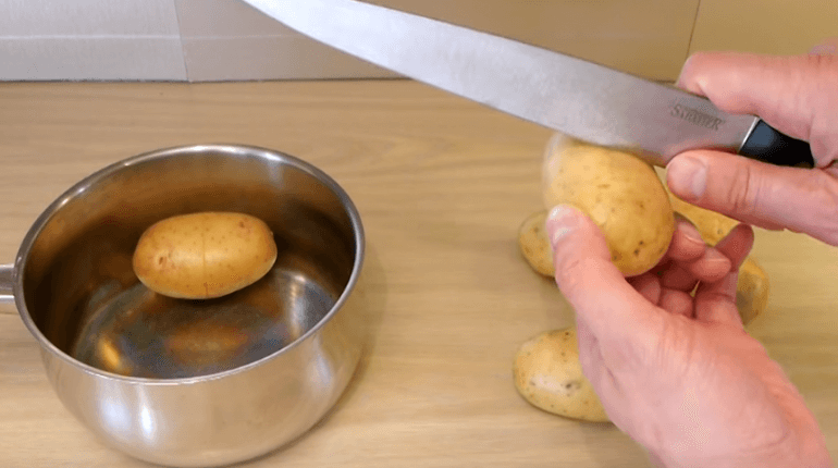 Zseniálisan gyors krumplipucolás - Egy mozdulat és kész is