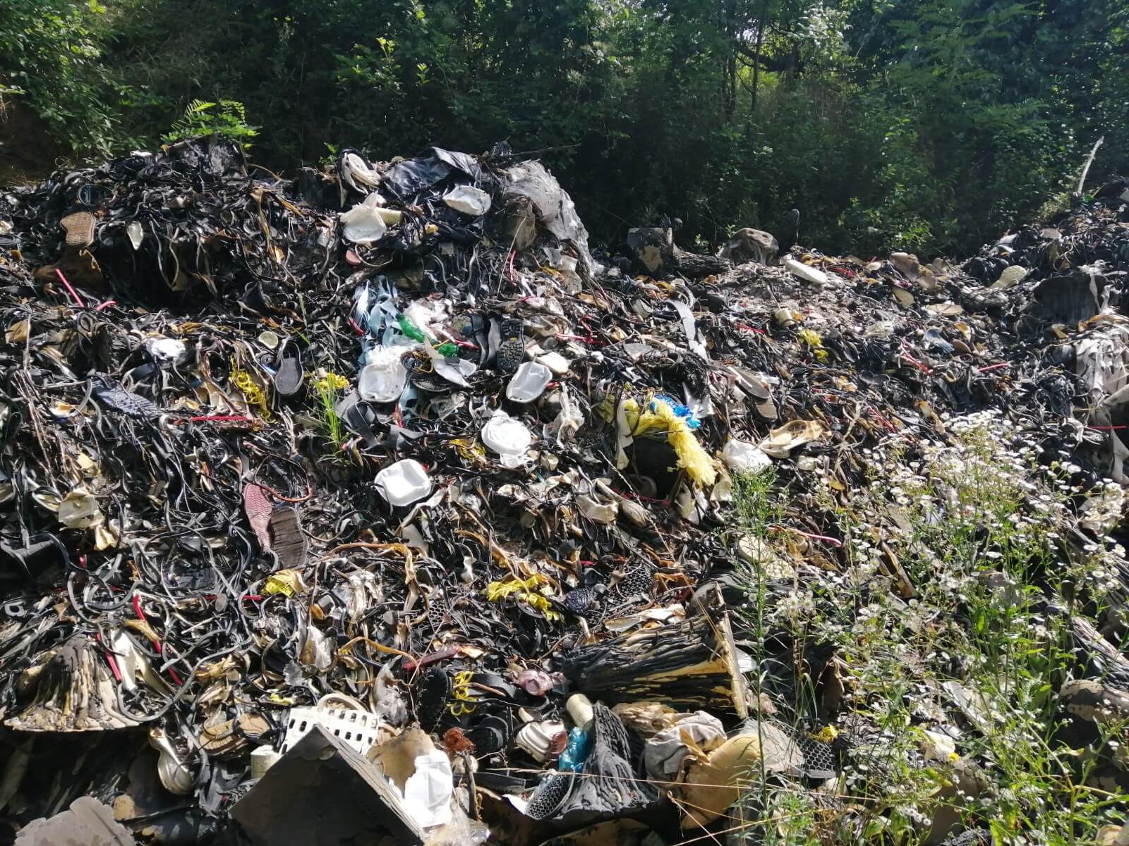 Óriási, 80 tonnás szeméthegyet takarítottak el a Komló-Mánfa közti útszakaszról