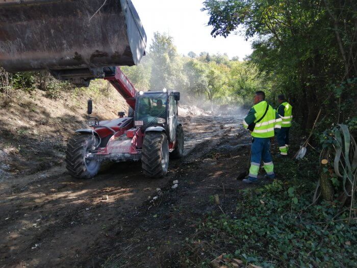 Óriási, 80 tonnás szeméthegyet takarítottak el a Komló-Mánfa közti útszakaszról
