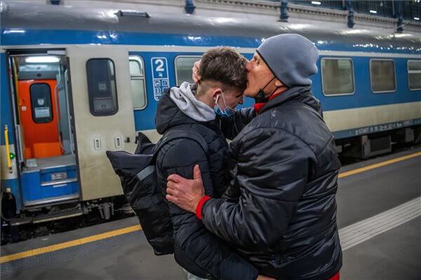 Budapest, 2022. március 1. A háború miatt Ukrajnából menekülő fiút üdvözöl egy férfi Budapesten, a Nyugati pályaudvaron 2022. március 1-jére virradóan. MTI/Balogh Zoltán