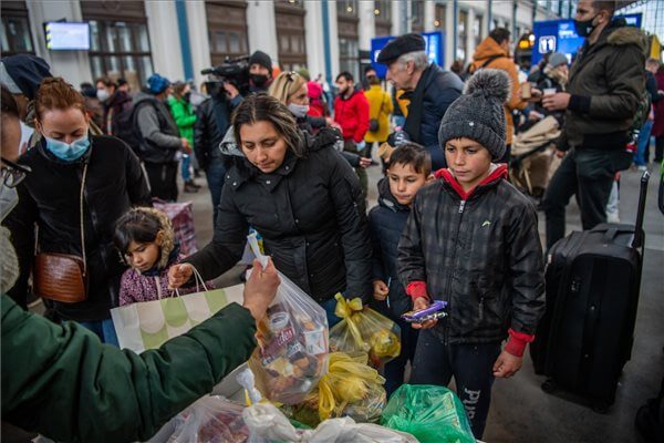 Budapest, 2022. február 28. A háború miatt Ukrajnából menekülő emberek Budapesten, a Nyugati pályaudvaron 2022. február 28-án. MTI/Balogh Zoltán