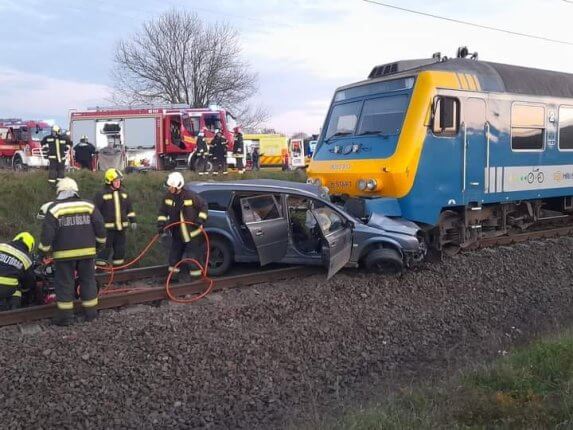Egy nő és egy gyermek halt meg a tragikus balesetben - Autóval ütközött a vonat