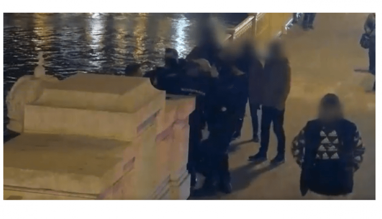 Hangosan sírt a nő, hogy meg akar halni, beugrik a Dunába - Videó