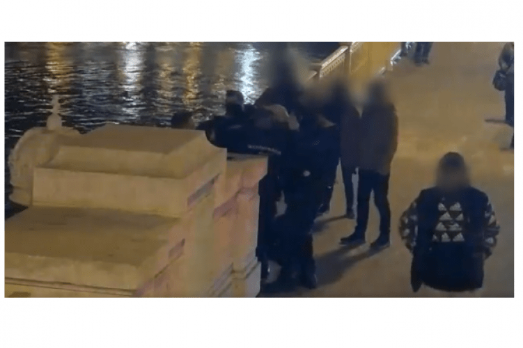 Hangosan sírt a nő, hogy meg akar halni, beugrik a Dunába - Videó