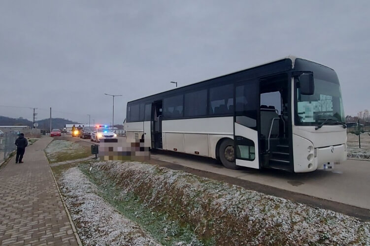 Tragikus baleset - Buszról leszálló utas halt meg Nagymányoknál