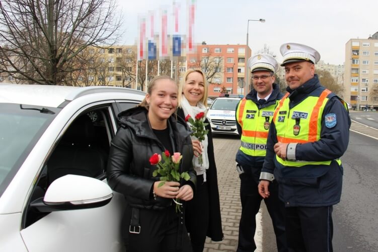 Virágot kaptak a szabályosan közlekedő női járművezetők.