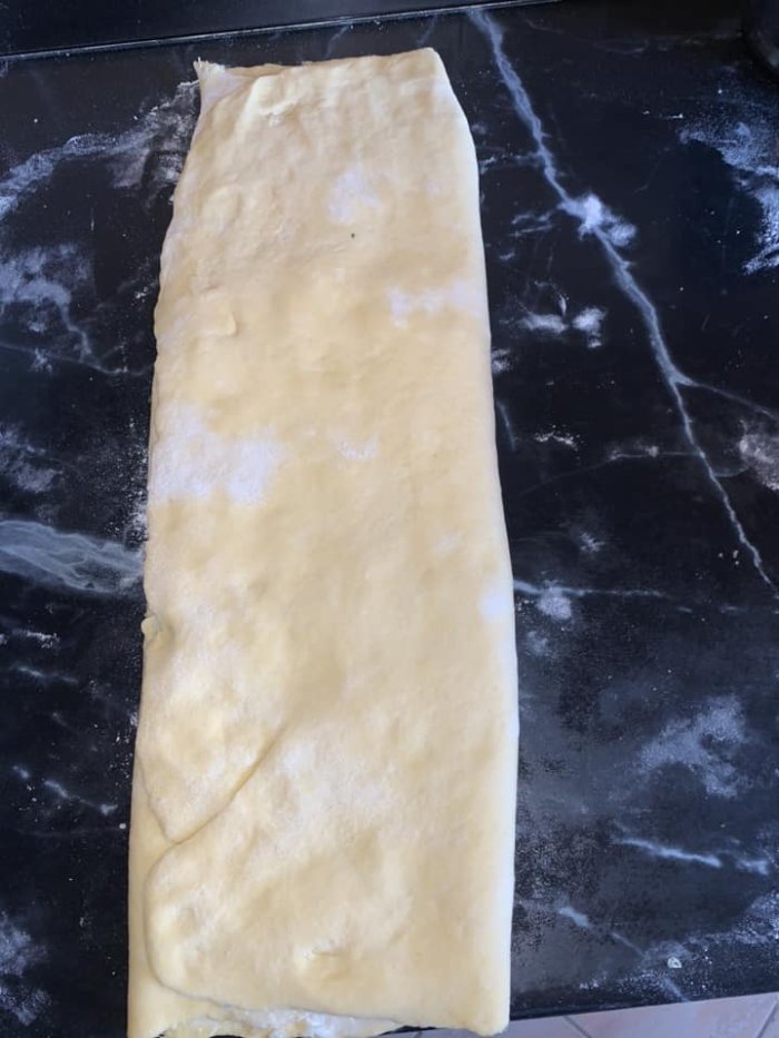 Sajtkrémmel, reszelt sajttal hajtogatott medvehagymás pogácsa - Fázisfotókkal