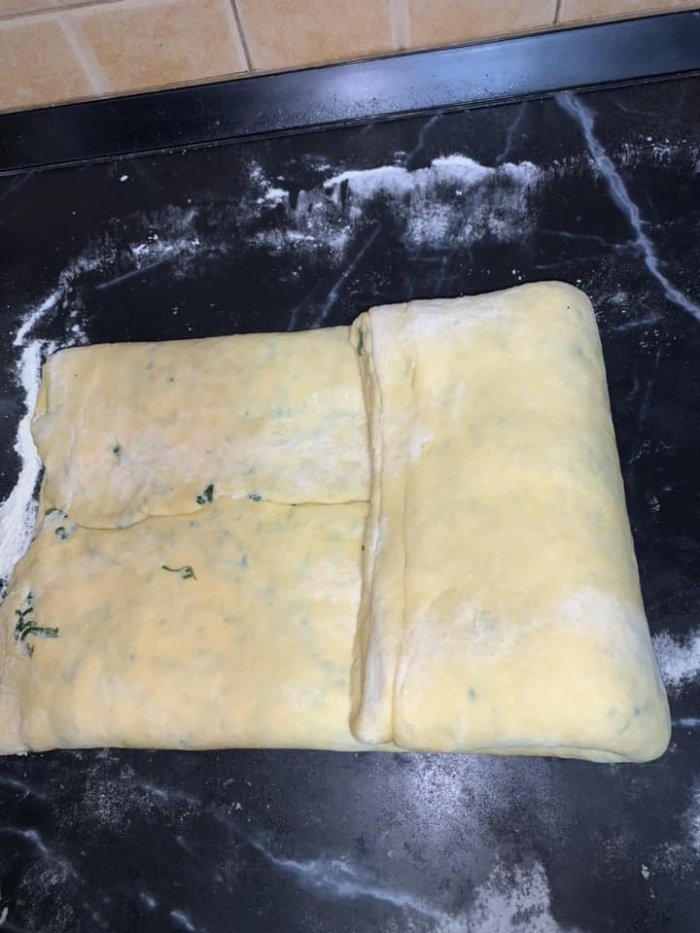 Sajtkrémmel, reszelt sajttal hajtogatott medvehagymás pogácsa - Fázisfotókkal