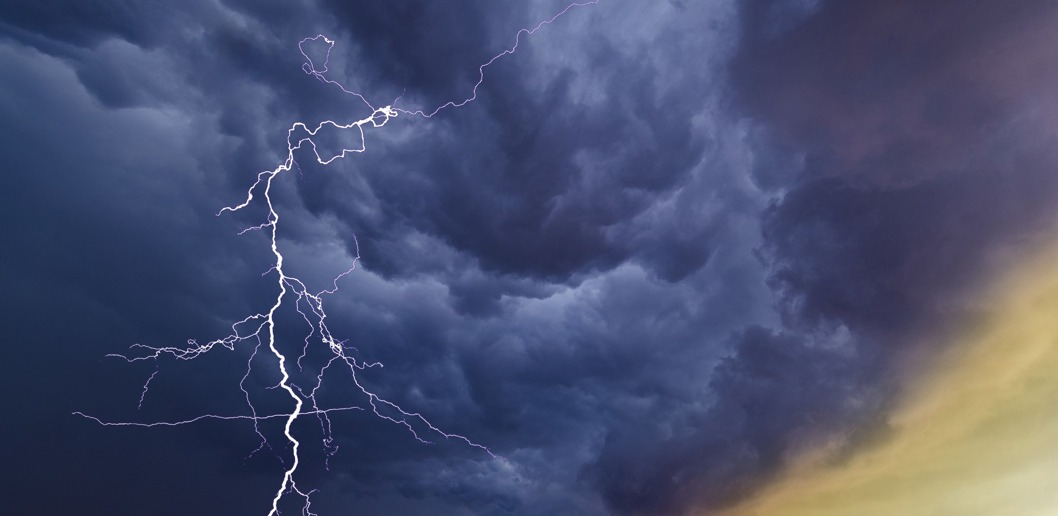 Már töltődik a légkör - Durva vihar készülődik, jéggel, szélrohamokkal