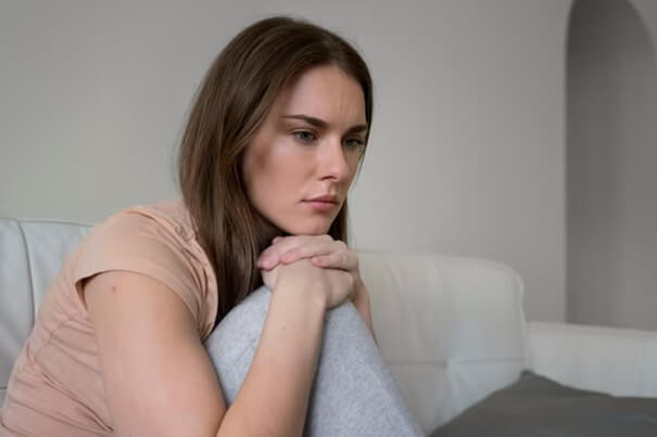 Kutatások szerint a személytelen környezet, rosszul berendezett albérlet növeli a szorongást és ronthatja a tanulmányi teljesítményt.